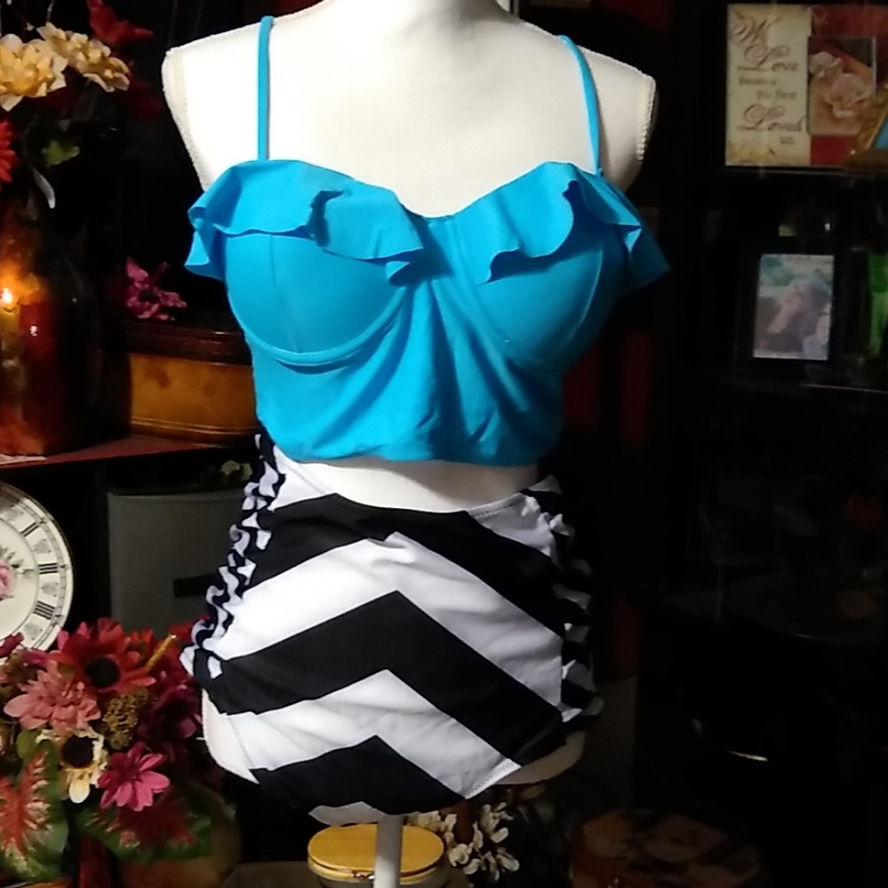 Swimsuit.  (1)b